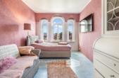 Schlafzimmer 2 Wohnung 1 OG - Platz für die ganze Familie: Historisches Haus in Neuenwalde mit Pool und großzügigem Grundstück