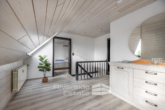 Galerie Flur DG - Maisonette-Wohnung - Segelhorst | Mehrfamilienhaus mit drei Wohneinheiten – Ideal für Kapitalanleger und Selbstnutzer