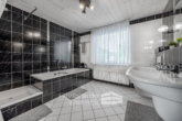 Tageslicht-Badezimmer DG Maisonette-Wohnung - Segelhorst | Mehrfamilienhaus mit drei Wohneinheiten – Ideal für Kapitalanleger und Selbstnutzer