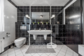 Tageslicht-Badezimmer DG Maisonette-Wohnung - Segelhorst | Mehrfamilienhaus mit drei Wohneinheiten – Ideal für Kapitalanleger und Selbstnutzer