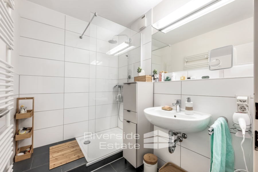 Modernes Duschbad