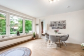 Wohnzimmer mit Austritt auf den Balkon