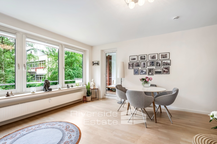 Wohnzimmer mit Austritt auf den Balkon