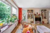 Wohnzimmer und Austritt auf den Balkon