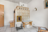 Kachelofen im Wohnzimmer - Wohnen in Bestlage von Hildesheim/Himmelsthür – Reihenendhaus mit Wintergarten, Sauna & Garage!