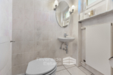 Gäste-WC - Wohnen in Bestlage von Hildesheim/Himmelsthür – Reihenendhaus mit Wintergarten, Sauna & Garage!