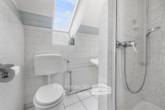Bad mit Dusche im Dachgeschoss - Wohnen in Bestlage von Hildesheim/Himmelsthür – Reihenendhaus mit Wintergarten, Sauna & Garage!
