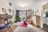 Wohnung 3 - Wohnzimmer mit Balkonaustritt - Vollvermietetes Dreifamilienhaus mit Garage in Top-Lage der Bremer Neustadt