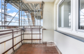 Balkon mit Süd-Ost-Ausrichtung und Blick über ganz Bremen - Vermietete 1-Zimmer-Wohnung mit Aussicht & Wertsteigerungspotenzial – Sonderumlage beachten!