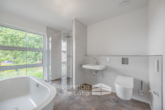 Badezimmer - Klein Berkel | Exklusive Maisonette Wohnung – mit Dachterrasse, Smart Home und Balkon!