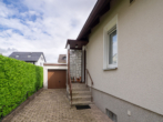 Einfahrt und Garage