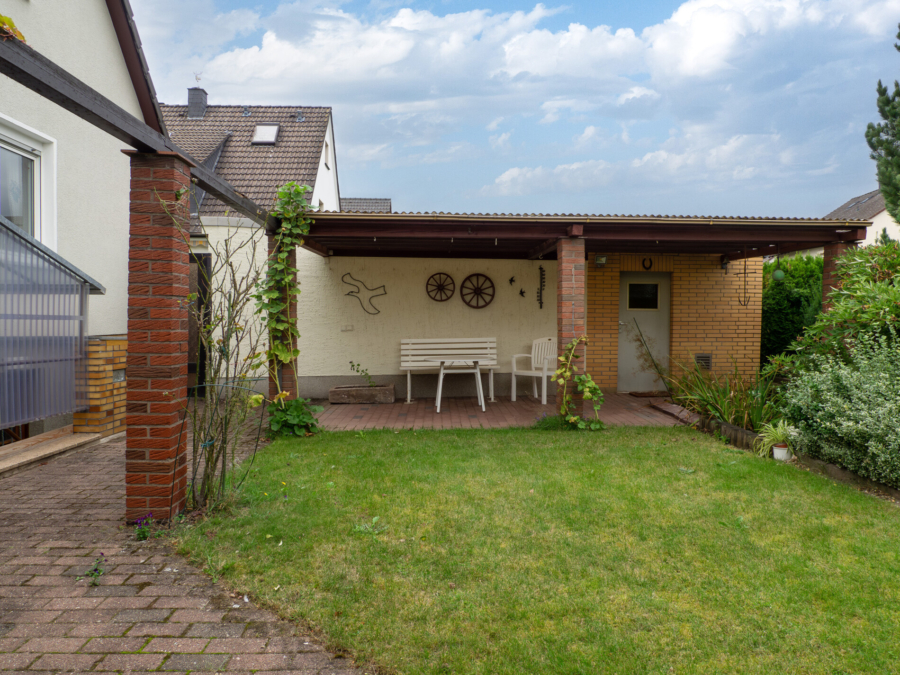 Garten und überdachte Sitzfläche