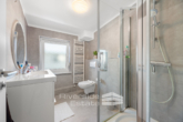 Bad mit Dusche im Obergeschoss - Attraktive Doppelhaushälfte am Klüt mit Wintergarten, Garage & Eigentumsgrundstück!