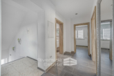 Flur im Obergeschoss - Modernisiertes Einfamilienhaus mit Pool & Wintergarten in ruhiger Lage von Benstorf