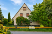 Außenansicht - Vermietetes Zweifamilienhaus mit ausgebautem Spitzboden, 2 Garagen & Entwicklungspotenzial