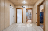 Flur Wohnung EG - Vermietetes Zweifamilienhaus mit ausgebautem Spitzboden, 2 Garagen & Entwicklungspotenzial