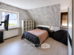 Schlafzimmer Wohnung OG - Vermietetes Zweifamilienhaus mit ausgebautem Spitzboden, 2 Garagen & Entwicklungspotenzial