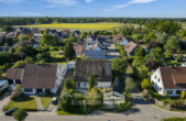 Drohnenansicht - Vermietetes Zweifamilienhaus mit ausgebautem Spitzboden, 2 Garagen & Entwicklungspotenzial