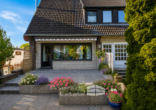 Terrasse - Vermietetes Zweifamilienhaus mit ausgebautem Spitzboden, 2 Garagen & Entwicklungspotenzial