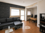Wohnzimmer Wohnung OG (2) - Vermietetes Zweifamilienhaus mit ausgebautem Spitzboden, 2 Garagen & Entwicklungspotenzial