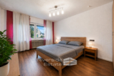 Schlafzimmer Wohnung EG (virtuell neu eingerichtet) - Vermietetes Zweifamilienhaus mit ausgebautem Spitzboden, 2 Garagen & Entwicklungspotenzial