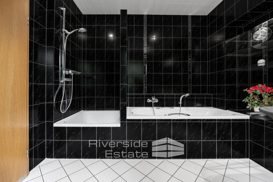 Badezimmer EG - links